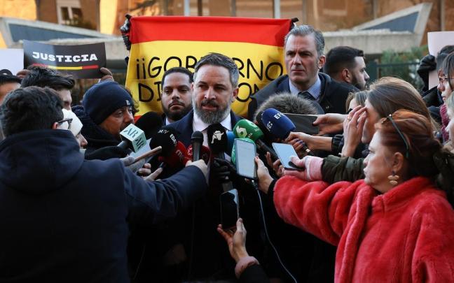 El presidente de Vox, Santiago Abascal, atiende a los medios.