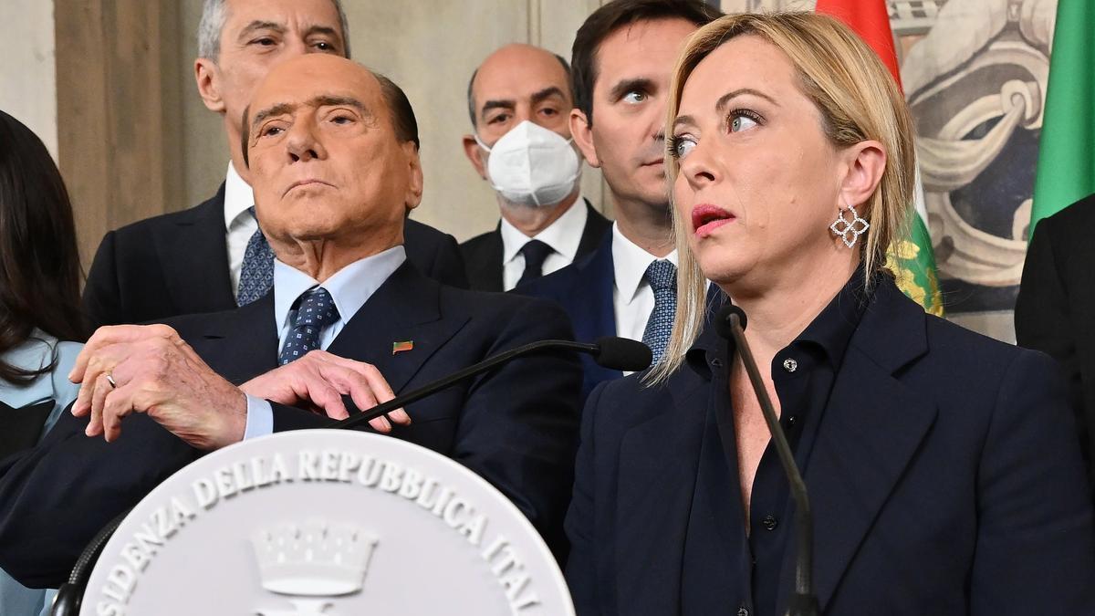 Giorgia Meloni, junto a Berlusconi.