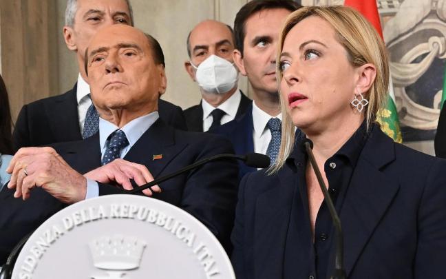 Giorgia Meloni, junto a Berlusconi. Giorgia Meloni, junto a Berlusconi.