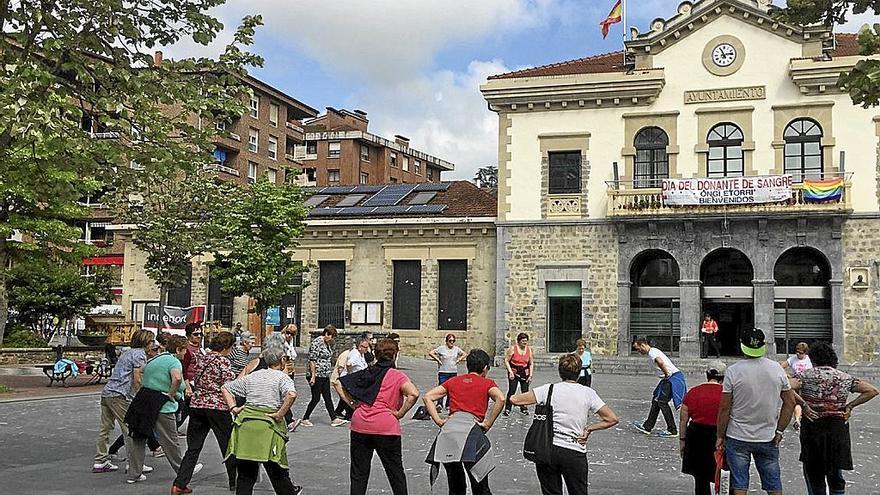 Encuentro para mayores junto al Ayuntamiento de Amurrio.