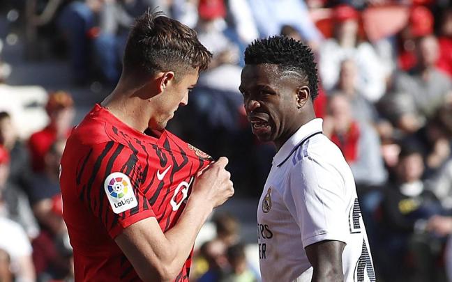 Vinicius se encara con el jugador del Mallorca Raíllo. Vinicius se encara con el jugador del Mallorca Raíllo.