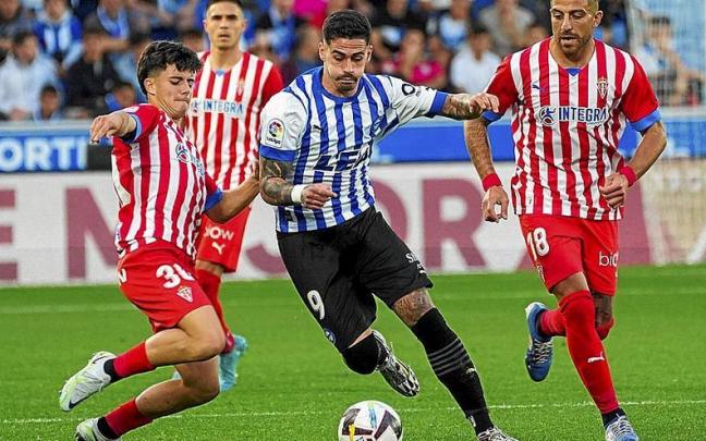 Miguel De la Fuente trata de superar a Dani Queipo durante el último Alavés-Sporting disputado en Mendizorroza.