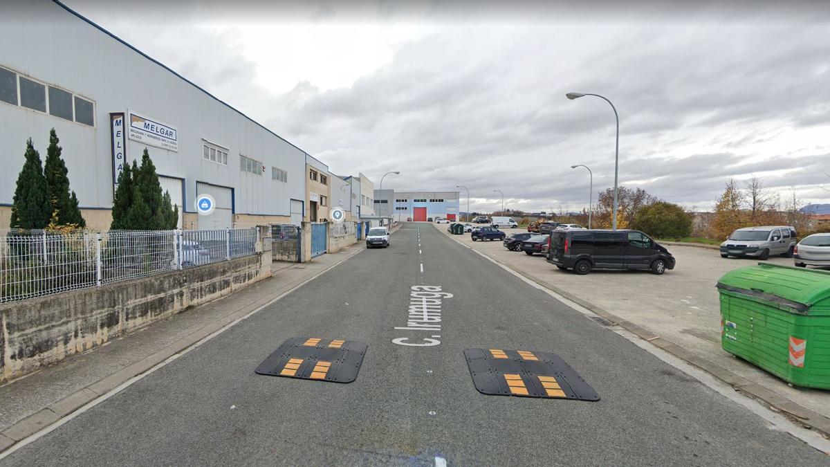 Cojines berlineses en la calle Irumuga que tratan de controlar el exceso de velocidad.