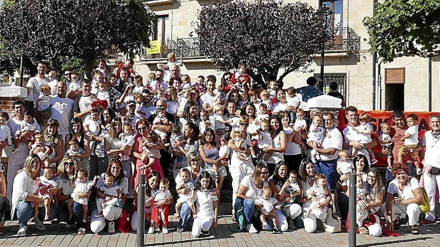 Foto de familia de la quinta de 2021 en la escalinata del Ayuntamiento después de recibir sus pañuelos festivos.