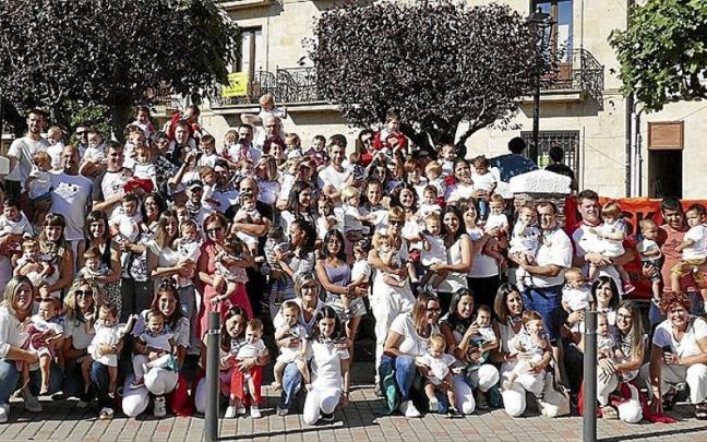 Foto de familia de la quinta de 2021 en la escalinata del Ayuntamiento después de recibir sus pañuelos festivos. Foto de familia de la quinta de 2021 en la escalinata del Ayuntamiento después de recibir sus pañuelos festivos.
