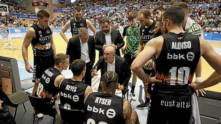 Jaume Ponsarnau imparte instrucciones a sus jugadores durante un tiempo muerto.