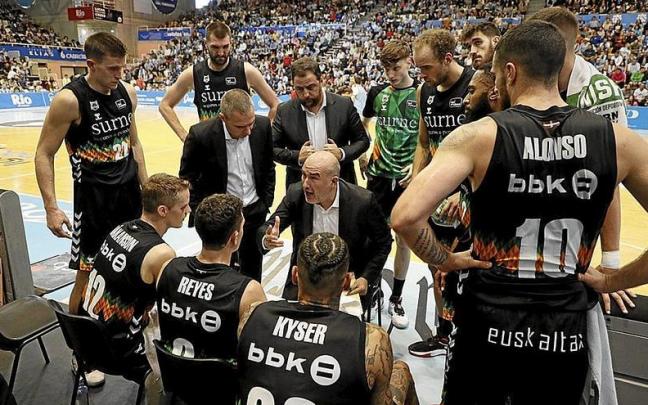 Jaume Ponsarnau imparte instrucciones a sus jugadores durante un tiempo muerto. Jaume Ponsarnau imparte instrucciones a sus jugadores durante un tiempo muerto.