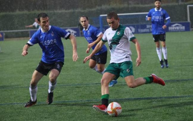 Etxarri, del Pamplona, trata de zafarse de jugadores del Itaroa Huarte en el duelo disputado esta temporada Etxarri, del Pamplona, trata de zafarse de jugadores del Itaroa Huarte en el duelo disputado esta temporada