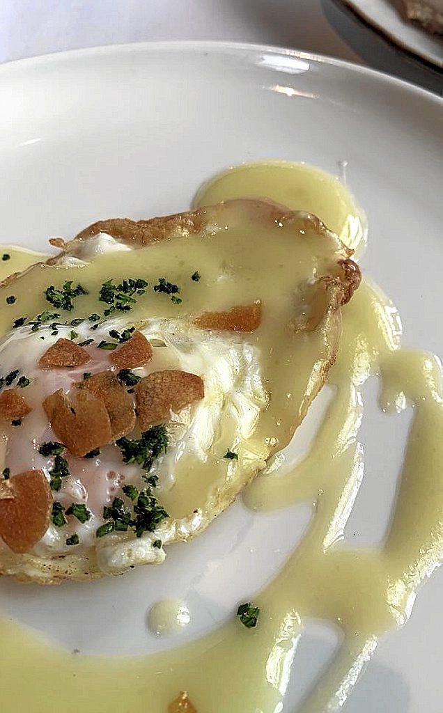 Huevos fritos, pil-pil y kokotxas, del restaurante Txitxardin.