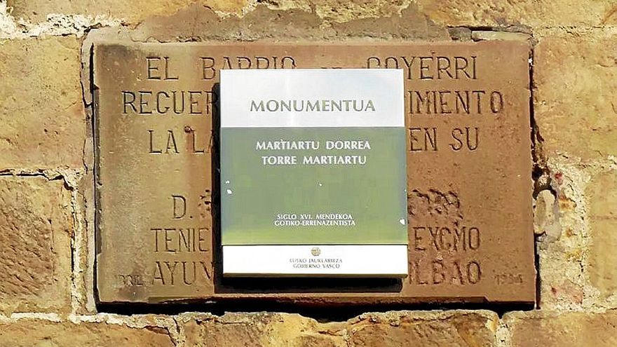 Placa que indica que la torre es patrimonio de Erandio.