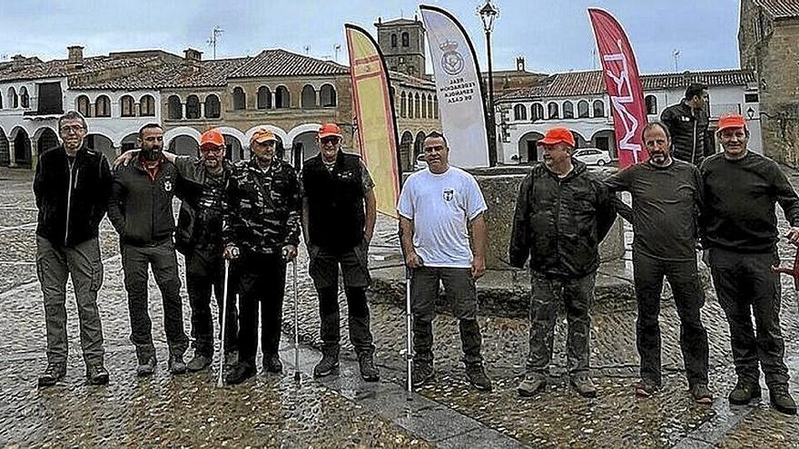 David Larrondo Piedra, centro, recoge su premio como campeón de España de Caza Menor Adaptada.