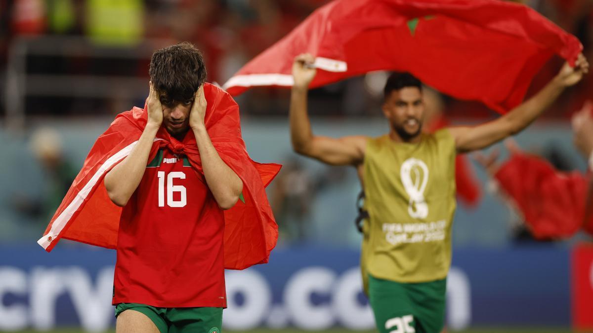 Ez Abde, con la bandera de Marruecos anudada al cuello, emocionado por el pase de su selección.