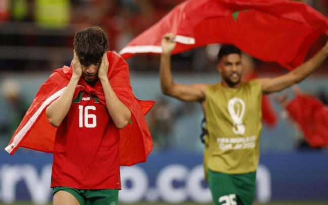 Ez Abde, con la bandera de Marruecos anudada al cuello, emocionado por el pase de su selección. Ez Abde, con la bandera de Marruecos anudada al cuello, emocionado por el pase de su selección.