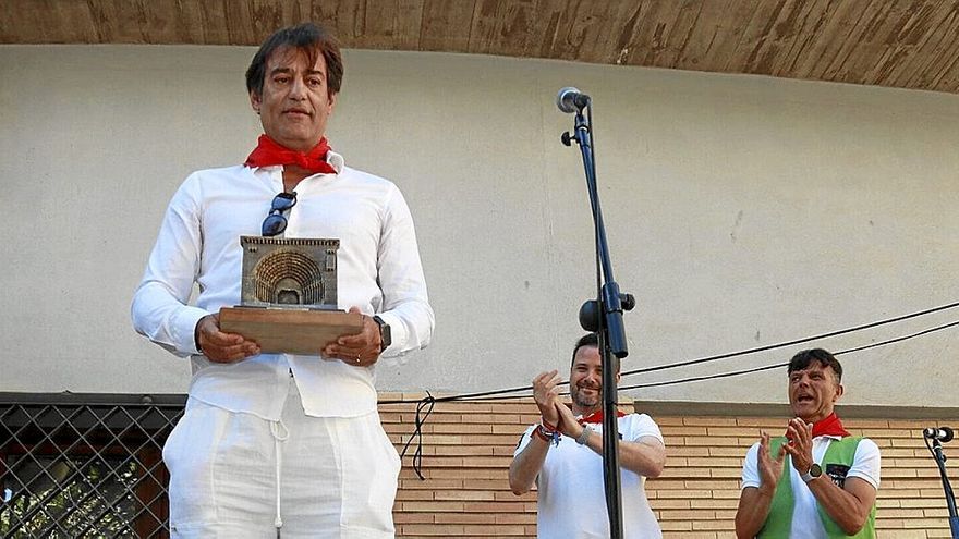 Ismael Urzaiz, con el regalo de una imagen de la Puerta del Juicio de la catedral de Tudela.
