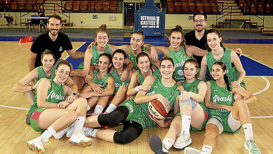 El equipo filial del Araski posa al completo en la cancha de Mendizorroza.