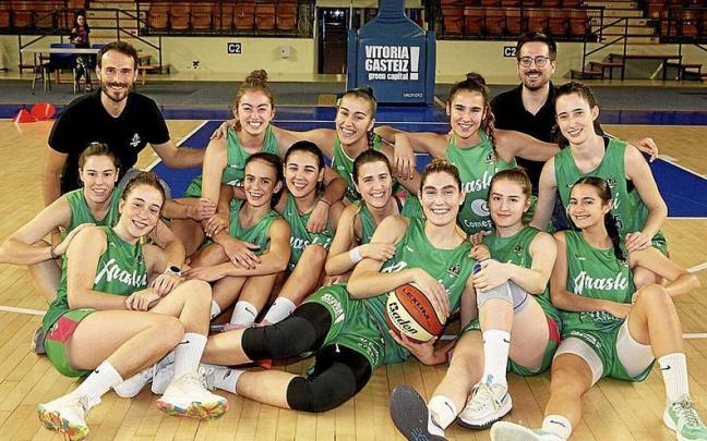 El equipo filial del Araski posa al completo en la cancha de Mendizorroza.