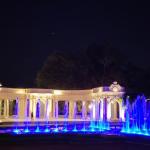 La P&eacute;rgola luce impecable con el juegos de luces de la fuente.