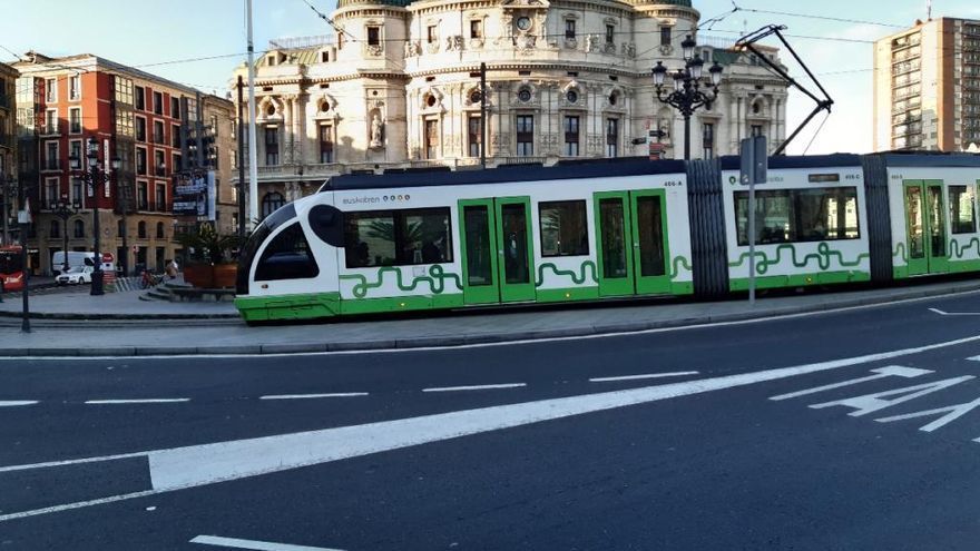 Una unidad de tranvía pasando por el Arriaga