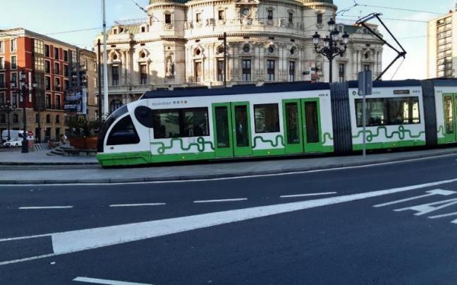 Una unidad de tranvía pasando por el Arriaga