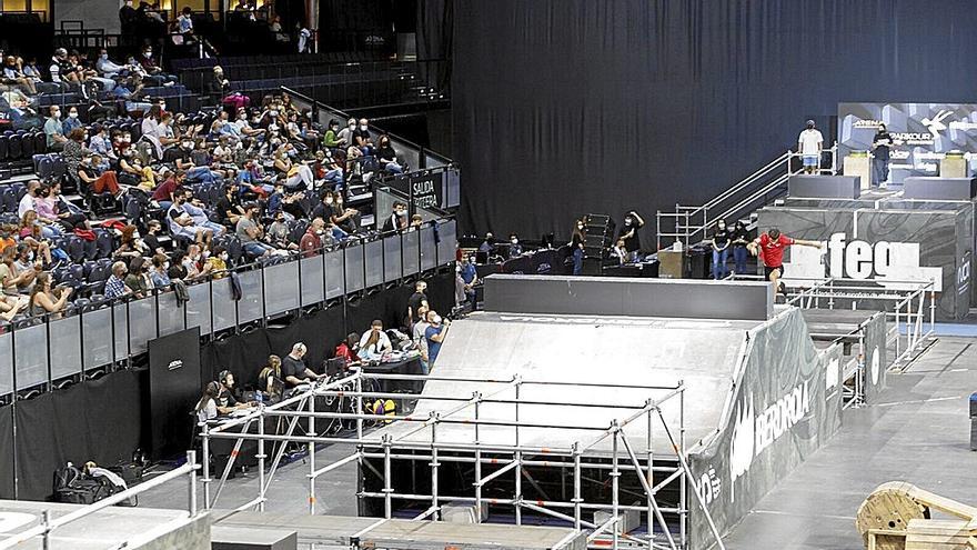 Deportista compitiendo en el Parkour Spain Series que se celebró en el Navarra Arena el año pasado. | FOTO: MARÍA JIMÉNEZ