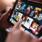 Un usuario de Netflix con su tablet.