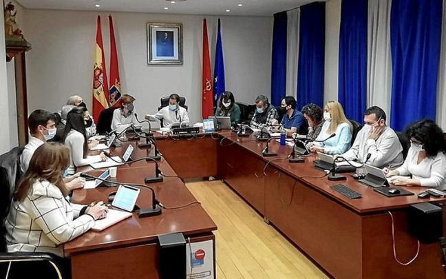 La corporación peraltesa, durante la celebración de una sesión plenaria.