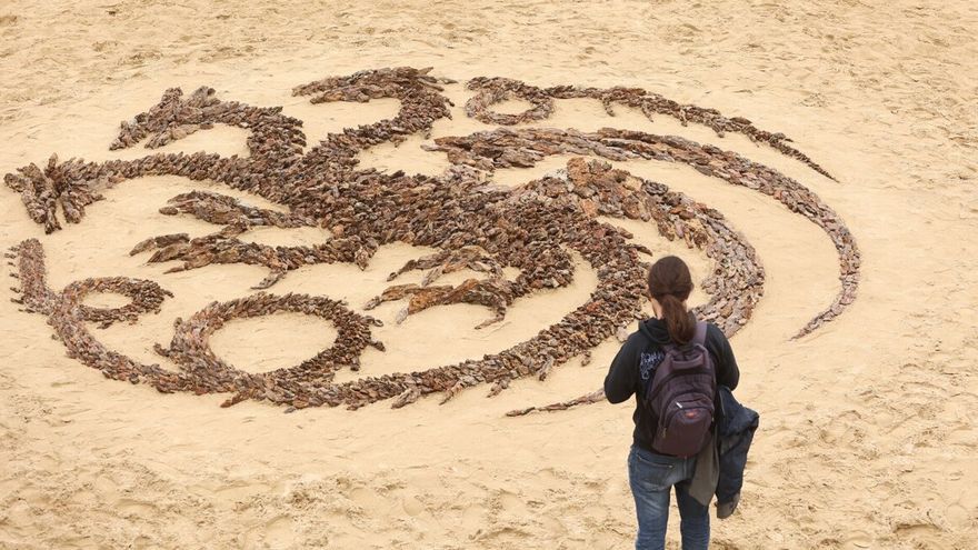 El escudo de la casa Targaryen, en la playa de La Concha.