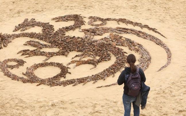 El escudo de la casa Targaryen, en la playa de La Concha. El escudo de la casa Targaryen, en la playa de La Concha.