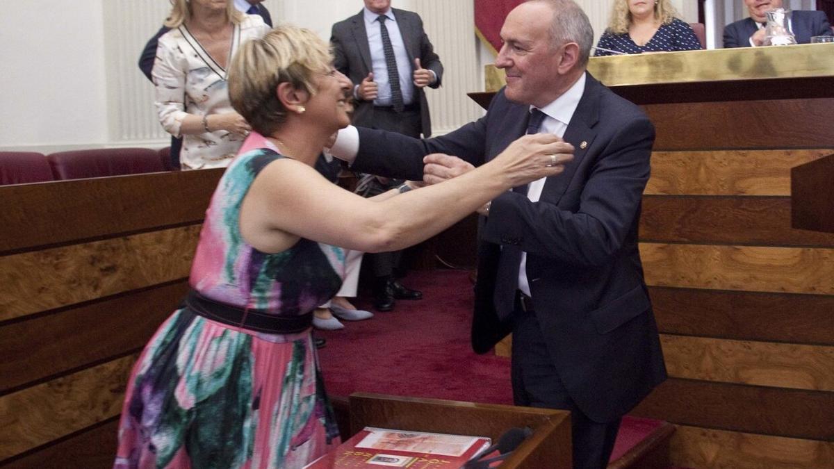 Izaskun Moyua y Ramiro González, durante el Pleno de designación del diputado general en 2019.