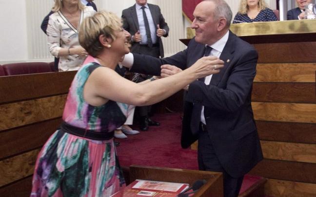 Izaskun Moyua y Ramiro González, durante el Pleno de designación del diputado general en 2019. Izaskun Moyua y Ramiro González, durante el Pleno de designación del diputado general en 2019.