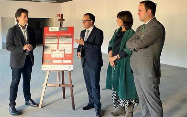 Alcalde y representantes de Diputación, en el local.