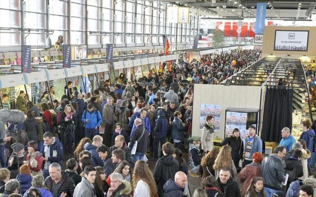 Euskotren reforzará el servicio habitual de trenes para acudir a la Azoka