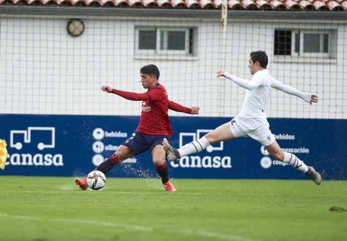 Iker Benito trata de centrar ante Theo, lateral del Gernika, en un lance del encuentro en Tajonar.