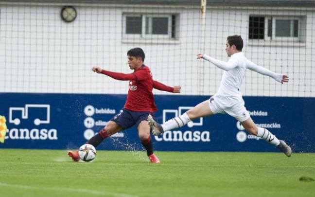 Iker Benito trata de centrar ante Theo, lateral del Gernika, en un lance del encuentro en Tajonar.