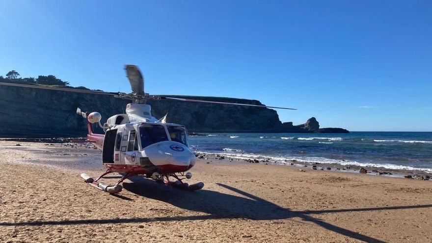 Helicóptero de emergencias desplazado a la playa de Langre