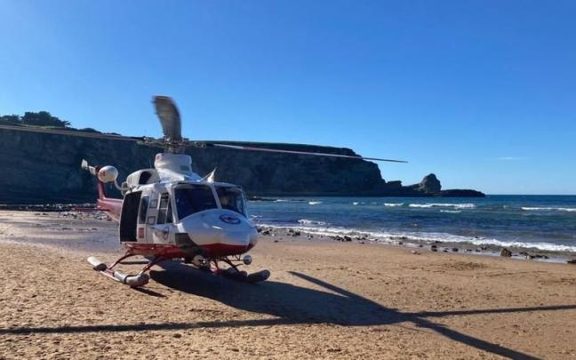 Helicóptero de emergencias desplazado a la playa de Langre Helicóptero de emergencias desplazado a la playa de Langre