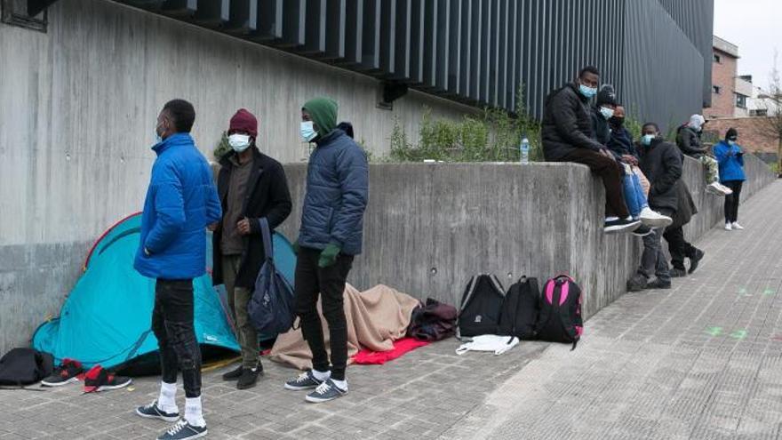 Algunos migrantes esperan el Irun en su tránsito hacia Europa.