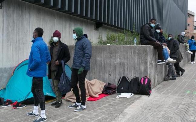 Algunos migrantes esperan el Irun en su tránsito hacia Europa.