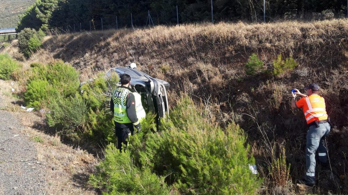 La Policía Foral atiende el accidente en Unzué.