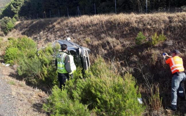 La Policía Foral atiende el accidente en Unzué.