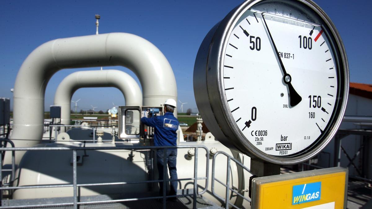 Un empleado monitorea las operaciones en una estación de compresión del proveedor de gas natural Wingas.