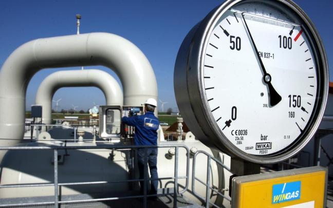 Un empleado monitorea las operaciones en una estación de compresión del proveedor de gas natural Wingas. Un empleado monitorea las operaciones en una estación de compresión del proveedor de gas natural Wingas.