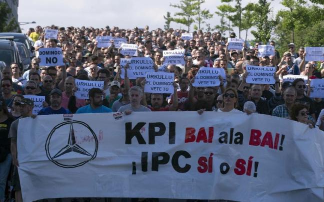 Manifestacion de trabajadores de Mercedes por la falta de acuerdo en la negociación del nuevo convenio colectivo.