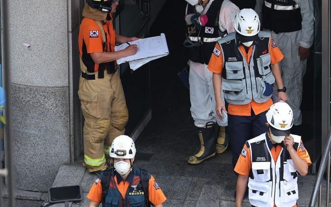 Los bomberos trabajan en el lugar del incendio. Los bomberos trabajan en el lugar del incendio.