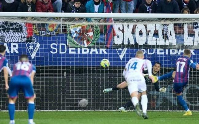 Corpas marcó el gol del empate para el Eibar desde el punto de penalti. Corpas marcó el gol del empate para el Eibar desde el punto de penalti.