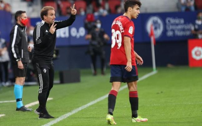 Arrasate da instrucciones en el encuentro liguero de este curso ante el Betis.