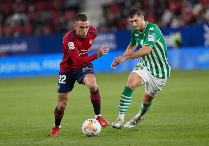 Rober Ibáñez, ante Guido Rodríguez en el Osasuna - Betis de la presente temporada en El Sadar.