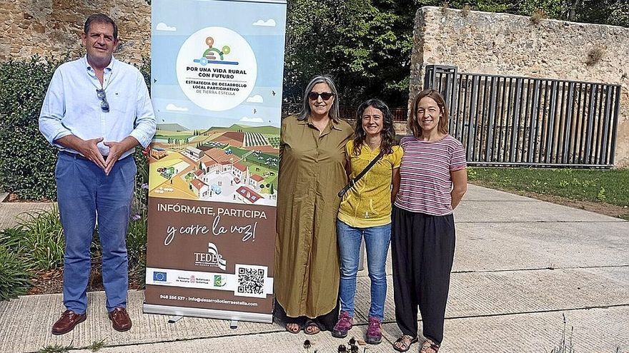 Íñigo Nagore a la izquierda, Carmen Puerta, Ester Montero y María de Torre de Teder ayer en Los Llanos.