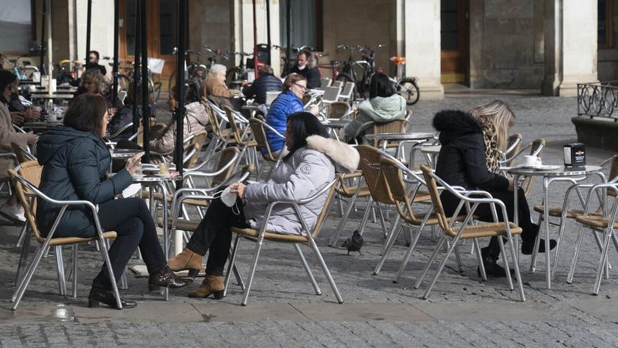 Varias mujeres, ajenas a la información, en una terraza en Vitoria