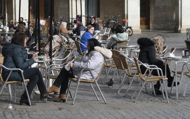 Varias mujeres, ajenas a la información, en una terraza en Vitoria Varias mujeres, ajenas a la información, en una terraza en Vitoria